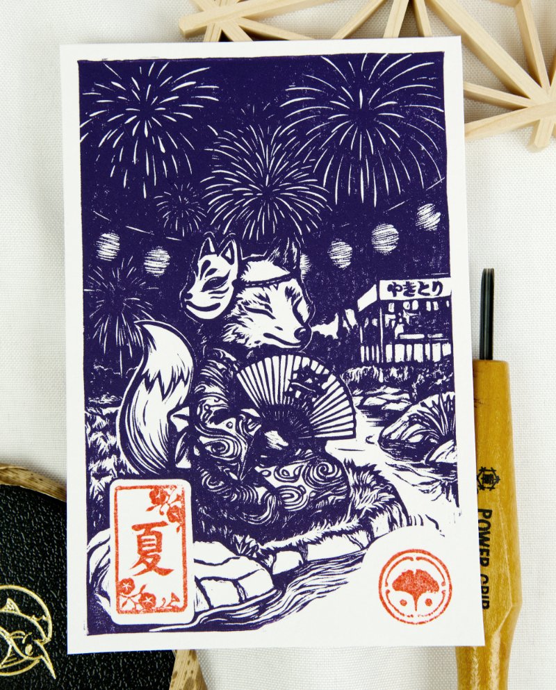 Estampes japonaises Yokai des saisons au format A6 : linogravures artisanales représentant un kappa, un tengu, un kitsune et un tanuki, imprimées à la main en noir, bleu et violet.