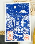 Estampes japonaises Yokai des saisons au format A6 : linogravures artisanales représentant un kappa, un tengu, un kitsune et un tanuki, imprimées à la main en noir, bleu et violet.