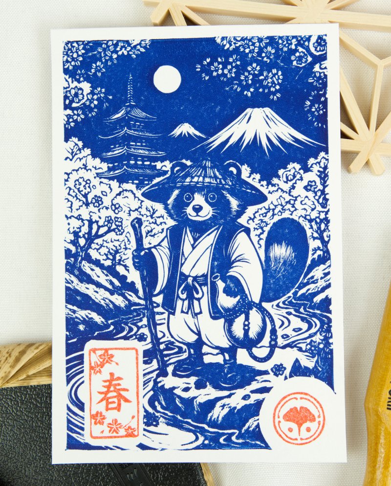 Estampes japonaises Yokai des saisons au format A6 : linogravures artisanales représentant un kappa, un tengu, un kitsune et un tanuki, imprimées à la main en noir, bleu et violet.