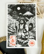Estampes japonaises Yokai des saisons au format A6 : linogravures artisanales représentant un kappa, un tengu, un kitsune et un tanuki, imprimées à la main en noir, bleu et violet.