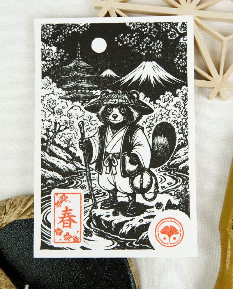 Estampes japonaises Yokai des saisons au format A6 : linogravures artisanales représentant un kappa, un tengu, un kitsune et un tanuki, imprimées à la main en noir, bleu et violet.