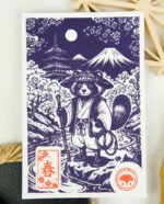 Estampes japonaises Yokai des saisons au format A6 : linogravures artisanales représentant un kappa, un tengu, un kitsune et un tanuki, imprimées à la main en noir, bleu et violet.