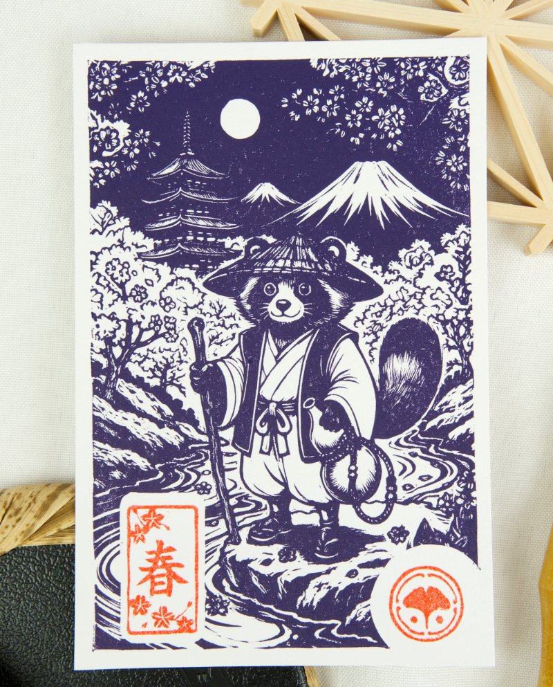 Estampes japonaises Yokai des saisons au format A6 : linogravures artisanales représentant un kappa, un tengu, un kitsune et un tanuki, imprimées à la main en noir, bleu et violet.