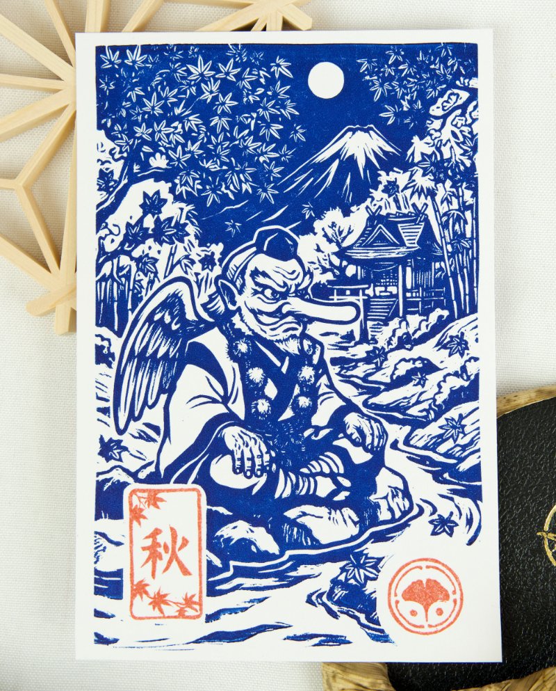 Estampes japonaises Yokai des saisons au format A6 : linogravures artisanales représentant un kappa, un tengu, un kitsune et un tanuki, imprimées à la main en noir, bleu et violet.