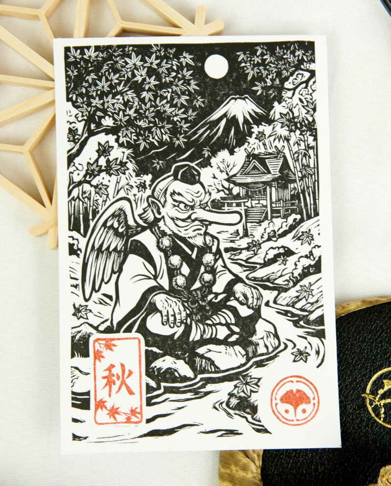 Estampes japonaises Yokai des saisons au format A6 : linogravures artisanales représentant un kappa, un tengu, un kitsune et un tanuki, imprimées à la main en noir, bleu et violet.