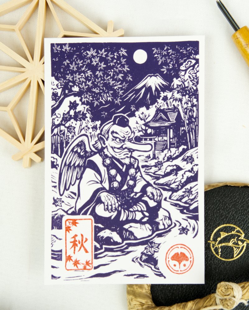 Estampes japonaises Yokai des saisons au format A6 : linogravures artisanales représentant un kappa, un tengu, un kitsune et un tanuki, imprimées à la main en noir, bleu et violet.