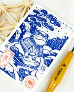 Estampes japonaises Yokai des saisons au format A6 : linogravures artisanales représentant un kappa, un tengu, un kitsune et un tanuki, imprimées à la main en noir, bleu et violet.