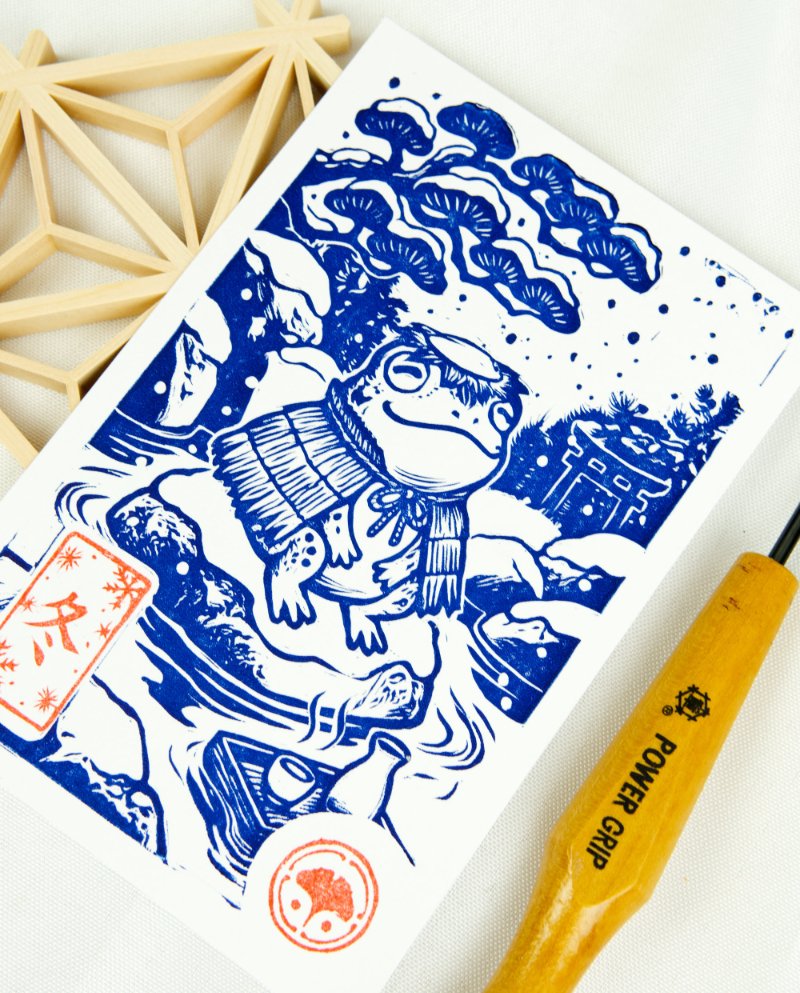 Estampes japonaises Yokai des saisons au format A6 : linogravures artisanales représentant un kappa, un tengu, un kitsune et un tanuki, imprimées à la main en noir, bleu et violet.