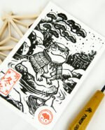 Estampes japonaises Yokai des saisons au format A6 : linogravures artisanales représentant un kappa, un tengu, un kitsune et un tanuki, imprimées à la main en noir, bleu et violet.