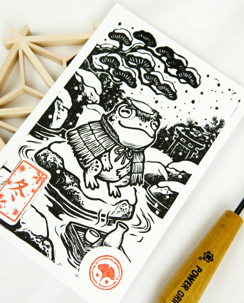 Estampes japonaises Yokai des saisons au format A6 : linogravures artisanales représentant un kappa, un tengu, un kitsune et un tanuki, imprimées à la main en noir, bleu et violet.