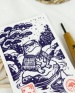 Estampes japonaises Yokai des saisons au format A6 : linogravures artisanales représentant un kappa, un tengu, un kitsune et un tanuki, imprimées à la main en noir, bleu et violet.