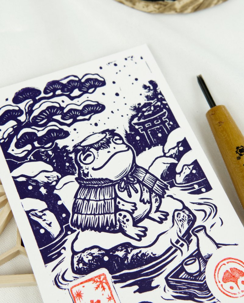 Estampes japonaises Yokai des saisons au format A6 : linogravures artisanales représentant un kappa, un tengu, un kitsune et un tanuki, imprimées à la main en noir, bleu et violet.