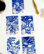 Estampes japonaises Yokai des saisons au format A6 : linogravures artisanales représentant un kappa, un tengu, un kitsune et un tanuki, imprimées à la main en noir, bleu et violet.