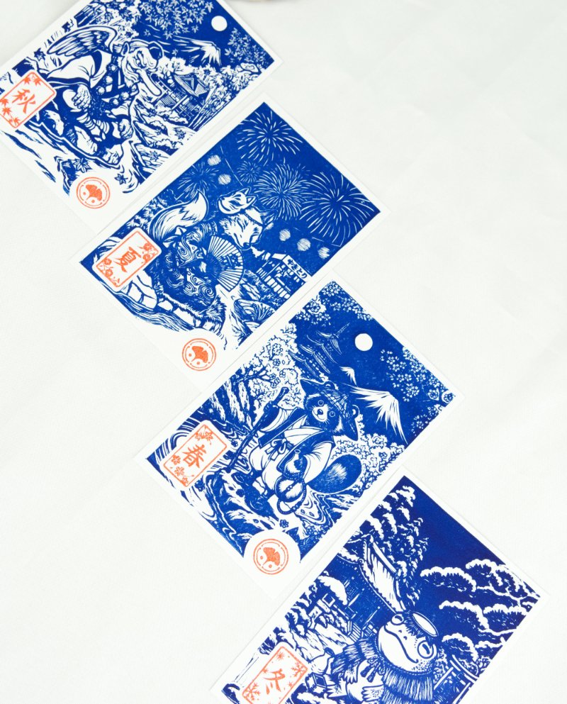Estampes japonaises Yokai des saisons au format A6 : linogravures artisanales représentant un kappa, un tengu, un kitsune et un tanuki, imprimées à la main en noir, bleu et violet.