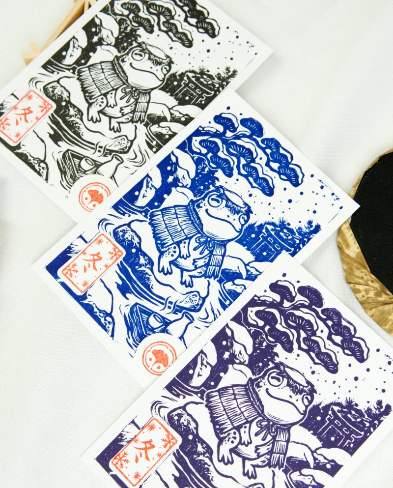 Estampes japonaises Yokai des saisons au format A6 : linogravures artisanales représentant un kappa, un tengu, un kitsune et un tanuki, imprimées à la main en noir, bleu et violet.