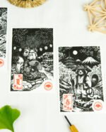 Estampes japonaises Yokai des saisons au format A6 : linogravures artisanales représentant un kappa, un tengu, un kitsune et un tanuki, imprimées à la main en noir, bleu et violet.