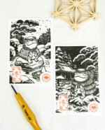 Estampes japonaises Yokai des saisons au format A6 : linogravures artisanales représentant un kappa, un tengu, un kitsune et un tanuki, imprimées à la main en noir, bleu et violet.