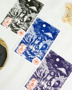 Estampes japonaises Yokai des saisons au format A6 : linogravures artisanales représentant un kappa, un tengu, un kitsune et un tanuki, imprimées à la main en noir, bleu et violet.
