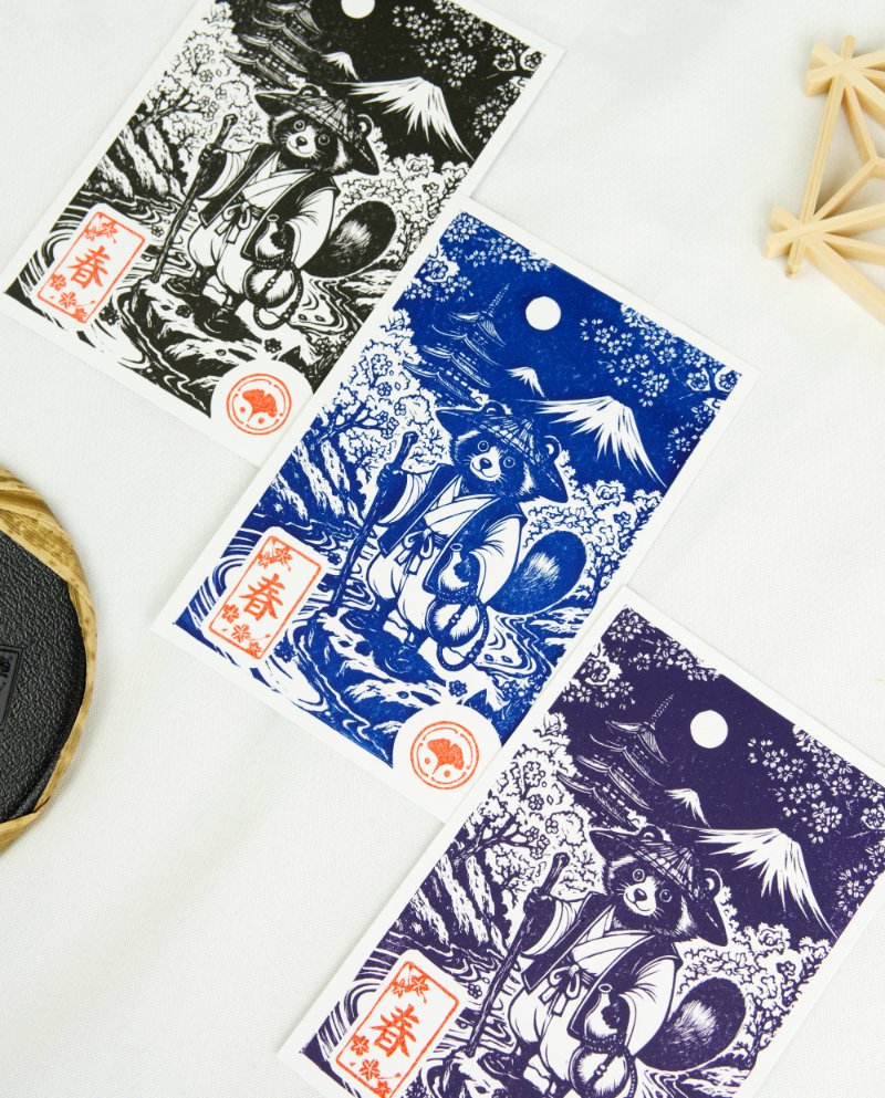 Estampes japonaises Yokai des saisons au format A6 : linogravures artisanales représentant un kappa, un tengu, un kitsune et un tanuki, imprimées à la main en noir, bleu et violet.