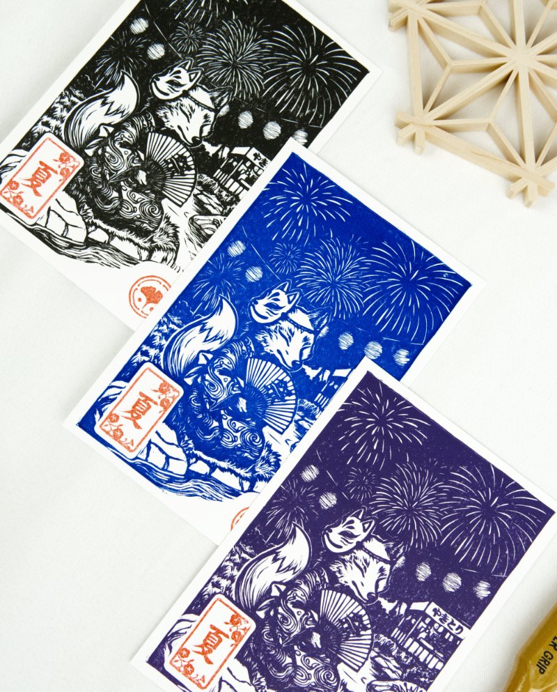 Estampes japonaises Yokai des saisons au format A6 : linogravures artisanales représentant un kappa, un tengu, un kitsune et un tanuki, imprimées à la main en noir, bleu et violet.