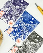 Estampes japonaises Yokai des saisons au format A6 : linogravures artisanales représentant un kappa, un tengu, un kitsune et un tanuki, imprimées à la main en noir, bleu et violet.